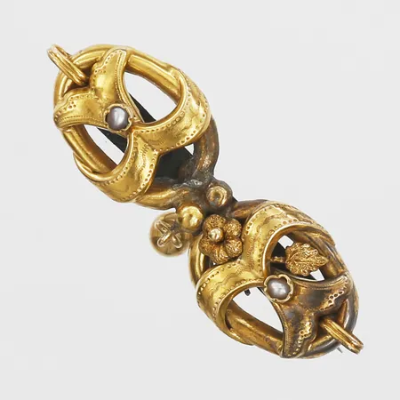 Brosch med fröpärlor, längd 34mm, bredd 16mm, bucklor, tennlödningar, 14K Vikt: 3,2 g