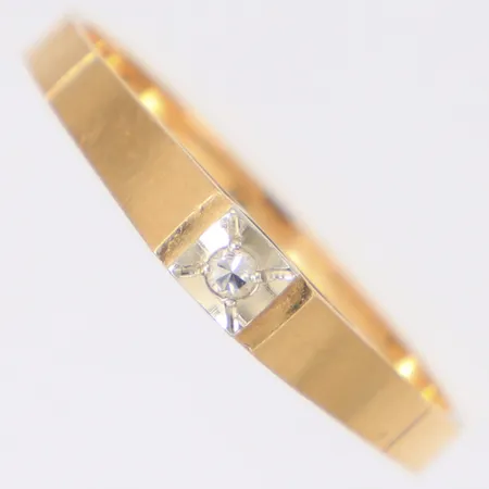 Ring med sten stl:18½, bredd 3mm, 18K  Vikt: 2 g