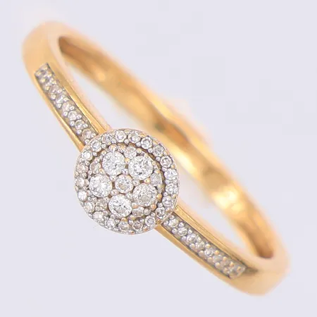 Ring diamanter 5 x ca 0,02ct + 1 x ca 0,01ct + ca 42 x ca 0,005ct stl:19¾ Guldfynd, 18K Vikt: 3,1 g