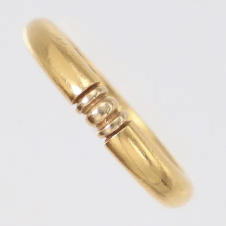 Ring stl:19½, bredd 3,9mm, gravyr, 18K Vikt: 8,3 g