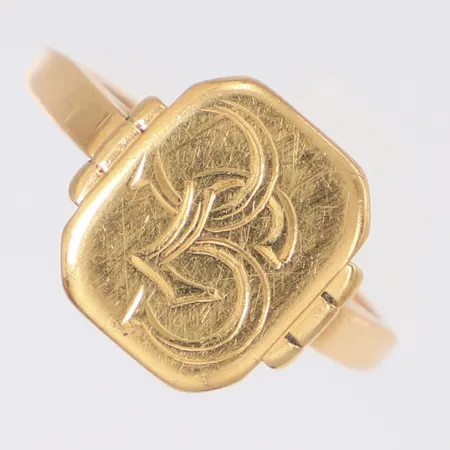 Klackring stl:18¼, bredd 12,8mm, gravyr, 18K  Vikt: 5,8 g
