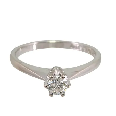 Diamantring i 18K vitguld, Diamant 0,17ct, stämplat på skenans insida, Guldfynd (GFAB), svensk kontrollstämpel, stl:16½ mm, bredd 2-4 mm, fint skick Vikt: 2,2 g