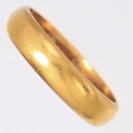 Ring slät stl:17½, bredd 4,4mm, gravyr, 23K  Vikt: 4,6 g