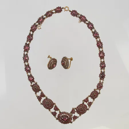 Collier 43cm bredd:10,2-18,6mm med granater (några saknas) 1 Par Örhängen, granater, förgylld oädel metall,  Vikt: 0 g