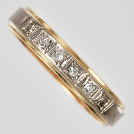 Ring med diamanter ca 4x0,01ct åttkantslipade stl: ca 18 bredd: ca 4mm graverad vitguld/gultguld 18K Vikt: 3 g