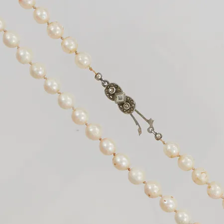 Pärlcollier odlade pärlor 6,7mm 74cm silverlås, defekter finns Vikt: 0 g