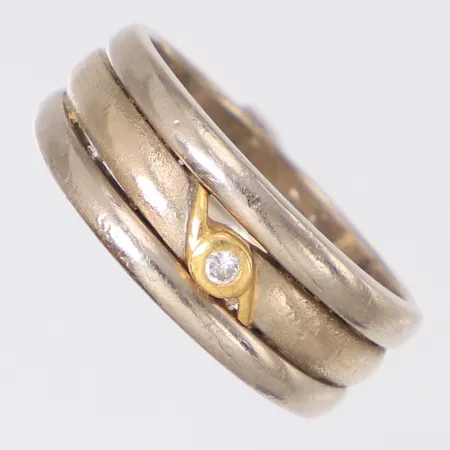 Ring med diamant ca 0,02ct stl:17, bredd 7,5mm, tvåfärgad, gravyr, 18K Vikt: 7,8 g