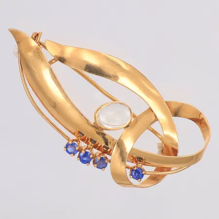 Brosch troligen månsten & blå safirer längd 45mm, Guldvaruhuset Aktiebolag 1959, 18K Vikt: 4 g