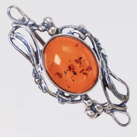 Brosch med bärnsten Guldfynd, längd 40mm, bredd 20mm, 925/1000 silver Vikt: 3,9 g