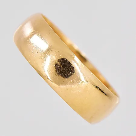 Ring stl:18 bredd 6mm graverad 18K Vikt: 4,9 g