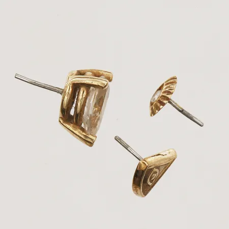 Tre udda örhängen, defekt, ostämplat, 14K Vikt: 0,7 g