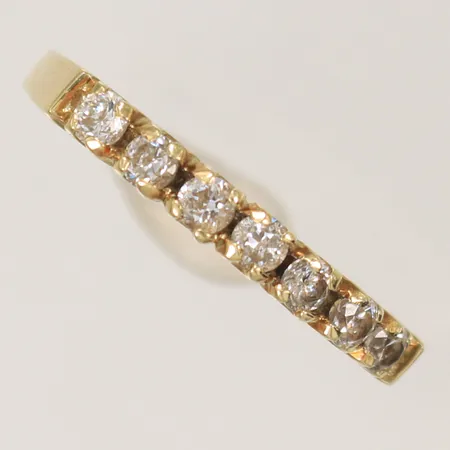 Ring med vita stenar, stl 19½, bredd 3-9mm (ojämn skena) 14K, 1,5g 