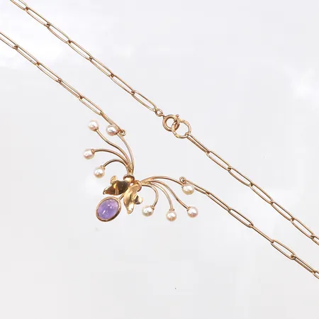 Collier med ametist och odlade pärlor, Ø3,4mm, längd: 43cm, bredd: 2,6mm, 18K. Vikt: 6,9 g