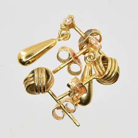 Diverse defekt guld med stenar, 18K. Vikt: 1,8 g