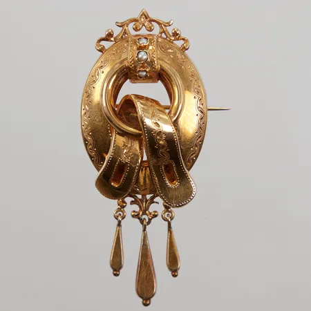 Brosch med imitationspärlor längd 70mm, bredd 4,7-26,7mm, gravyr 18K Vikt: 8,7 g