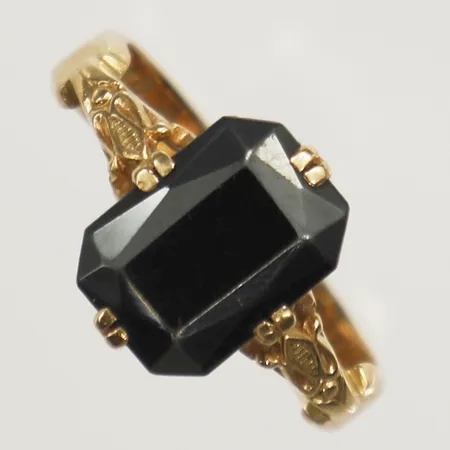 Ring med hematit stl:17¾ bredd 4mm 18K Vikt: 5,8 g