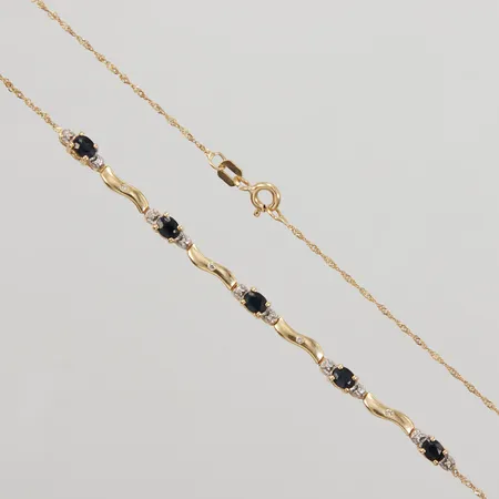 Collier med blåa senar troligen safirer samt diamanter 4 x ca 0,005ct, 45cm, bredd 3-1mm, 18K Vikt: 4,3 g