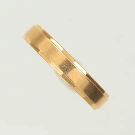 Ring stl 17¾ bredd 4mm, graverad, 18K 4,5g Vikt: 4,5 g