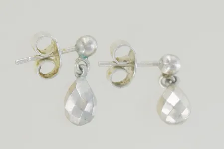 Ett par örhängen längd 1,3 cm, silver Vikt: 1 g