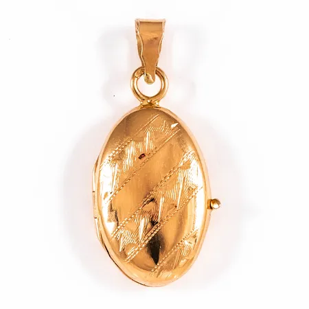 Hänge medaljong i 18K guld med ett graverat mönster. Längd 32,7 mm inkl. öga. Bredd 14,4 mm. Vikt 4,4g Vikt: 4,4 g