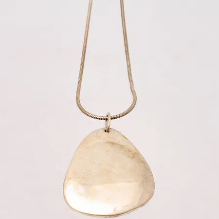 Hänge Efva Attling Rose Petal , mått 10x27mm, kedja 50cm, ormlänk bredd 1,2mm, silver 925/1000, 17,27g.