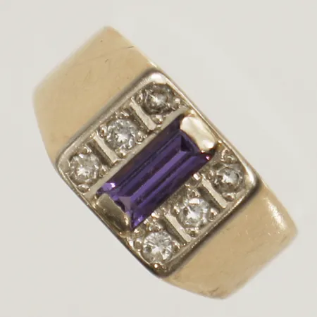 Ring med ametist och vita stenar stl:17¼ bredd 4,3mm 18K Vikt: 5,4 g