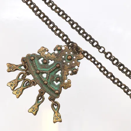 Collier Kalevala Koru, kedja längd ca 60cm, hänge längd 9cm, bredd 16-52,2mm, Brons.