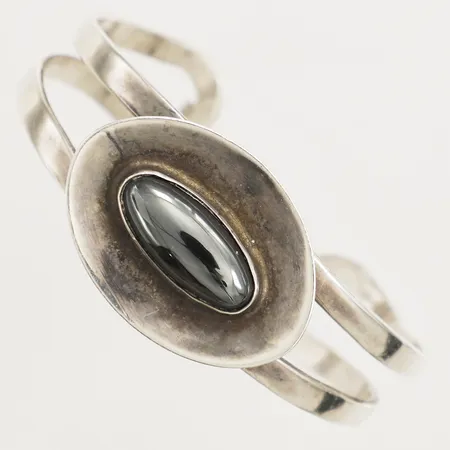 Stelt armband med hematit Ø65mm bredd 13-27mm silver Vikt: 35,1 g