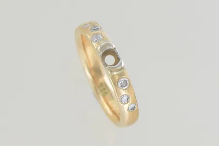 Ring med diamanter stl: 16¼ bredd 3 mm, diamant saknas gravyr 18K Vikt: 3,8 g