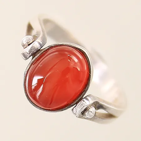 Ring med karneol stl:17¾ bredd 2,8-11mm, roterbar infattning, buckla på fattning silver 925/1000 Vikt: 3,9 g