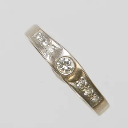 Ring med diamanter 1 x ca 0,10ct + 6 x ca 0,02ct, stl 17, bredd 3-4mm, gravyr, behov av omrodiering, 18K Vikt: 3,6 g