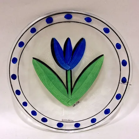 Assiett Tulipa Ulrica Hydman-Vallien för Kosta Boda ca Ø18,5cm, handmålad dekor, signerad, etikettmärkt, orginal kartong 