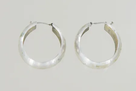 Ett par örhängen diam 2 cm bredd 10 mm, silver Vikt: 4,6 g