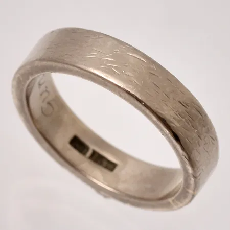 Ring stl:18¼, bredd 5mm, defekt, personlig gravyr och repig 18K vitguld, 9,8g.