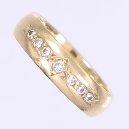 Ring med dia totalt ca 0,15ctv stl: 16¼ bredd 5mm svenska stämplar gravyr 18K Vikt: 5,2 g