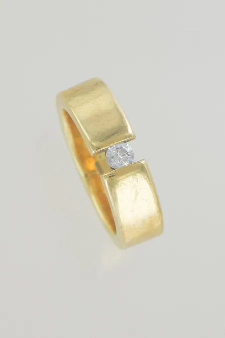 Ring med diamant 0,10ct stl:17 bredd 6 mm, 18K Vikt: 4,3 g