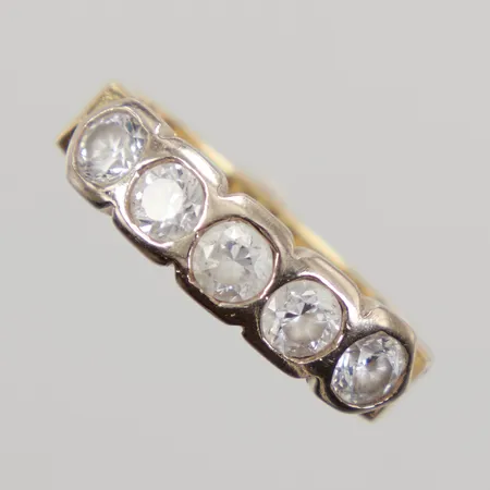 Ring med vita stenar stl:17, bredd 5,1mm, 18K Vikt: 5,4 g
