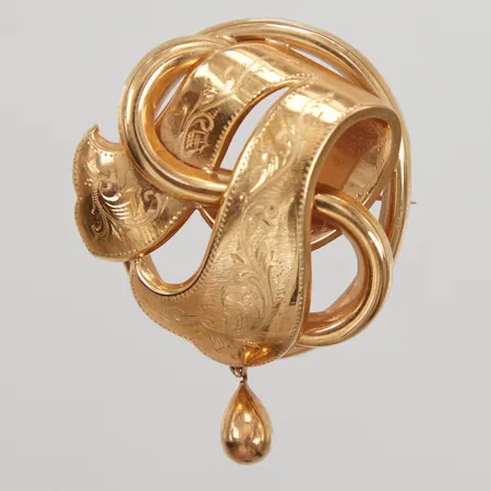 Brosch med genombruten dekor samt hängande detalj 5,2cm, bredd 3,8cm,   Guldvaruaktiebolaget G. Dahlgren & Co Ab år 1960, 18K Vikt: 7,9 g