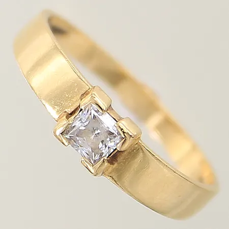 Ring med vit sten GHA stl:19 bredd:2-5mm, något skev skena, 18K  Vikt: 2,8 g
