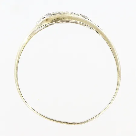 Ring stl:18¼ bredd 2-7mm, slitage på stenar, skev skena, vitguld 14K Vikt: 1,5 g