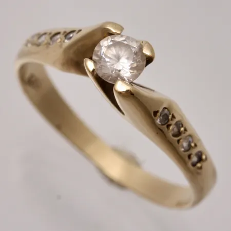 Ring stl:17¾, bredd ca 2-5mm, 9st vita stenar, 14K, 2,6g. 