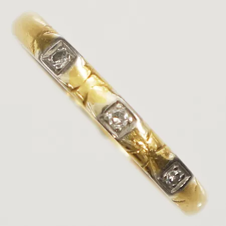 Ring med diamanter 3x0,005ct stl:18 bredd 2,6mm gravyr 23K  Vikt: 3,9 g