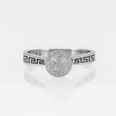Ring med meandermönster och matterad kula Ø7mm stl:16¾ bredd 1,9-7mm, vitguld 18K 3,0g.