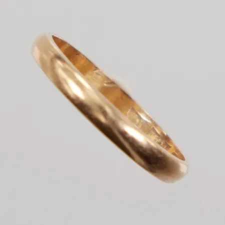 Ring slät stl:17½, bredd 2,6mm, Guldvaruaktiebolaget G. Dahlgren & Co Ab, gravyr, 18K Vikt: 2,3 g