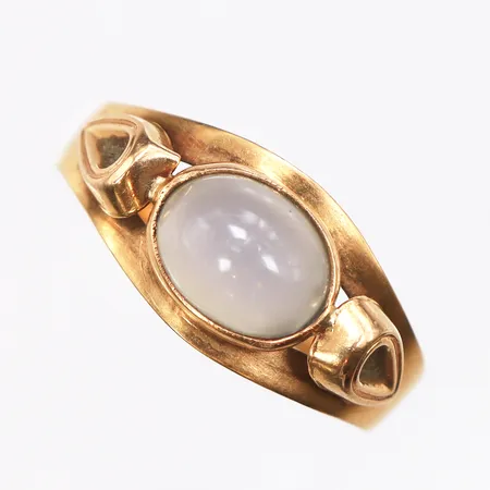 Ring med blå sten, stl: 18, bredd 2,6-9,5mm, något skev skena,18K.  Vikt: 2,2 g