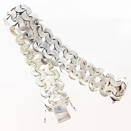 Armband längd 19cm bredd 17mm, smärre skevheter, silver 925/1000. Vikt: 30,6 g
