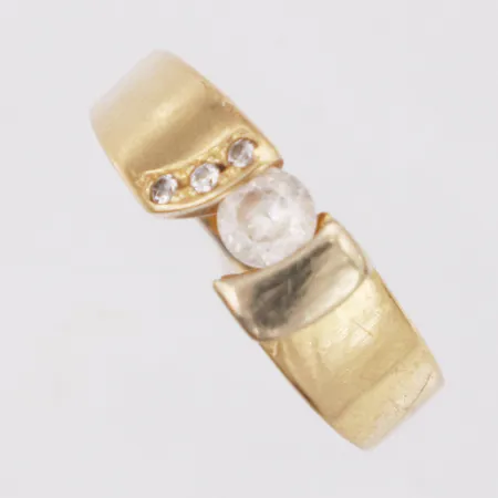 Ring vita stenar stl:18¾, bredd 3,3-6,4mm, 18K  Vikt: 4,6 g
