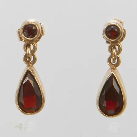Örhängen med granater, stift, längd ca 18,5mm, 925/1000 silver Vikt: 1,7g Vikt: 1,7 g