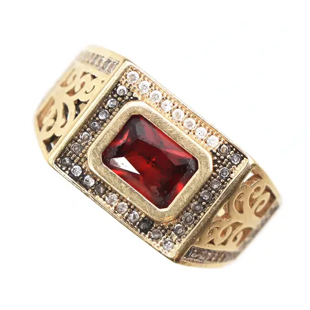 Ring med röd och vita stenar, stl:20, bredd 3.1-12 mm,14K. Vikt: 8,1 g