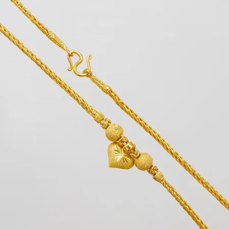 Collier med hjärtberlock längd: 42,5cm, bredd: 2-22m, S-lås, thaiguld 1baht, ojämna länkar, bucklig, 23K Vikt: 15,2 g